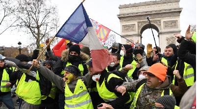 حركة السترات الصفراء تكشف زيف التبجحات الفرنسية بالديموقراطية وحقوق الانسان