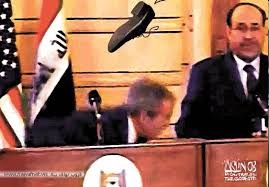 تذكروا.. منذ 10 أعوام انعم منتظر الزيدي بحذائه على الرئيس الامريكي / فيديو