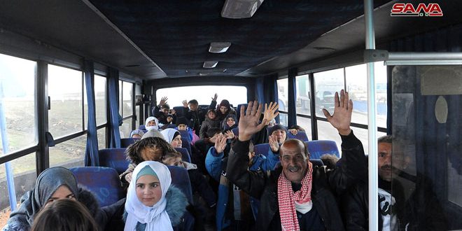 عودة دفعة جديدة من اللاجئين السوريين في الأردن عبر معبر نصيب/ فيديو