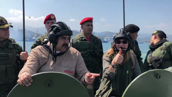 مادورو يشارك على متن دبابة برمائية في الدفاع عن فنزويلا / فيديو