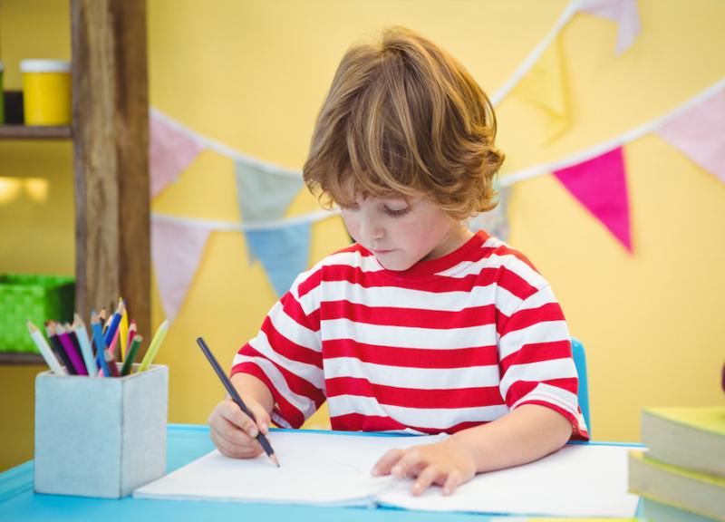 4 نصائح للاباء لمساعدتهم في تحسين خط اطفالهم في الكتابة