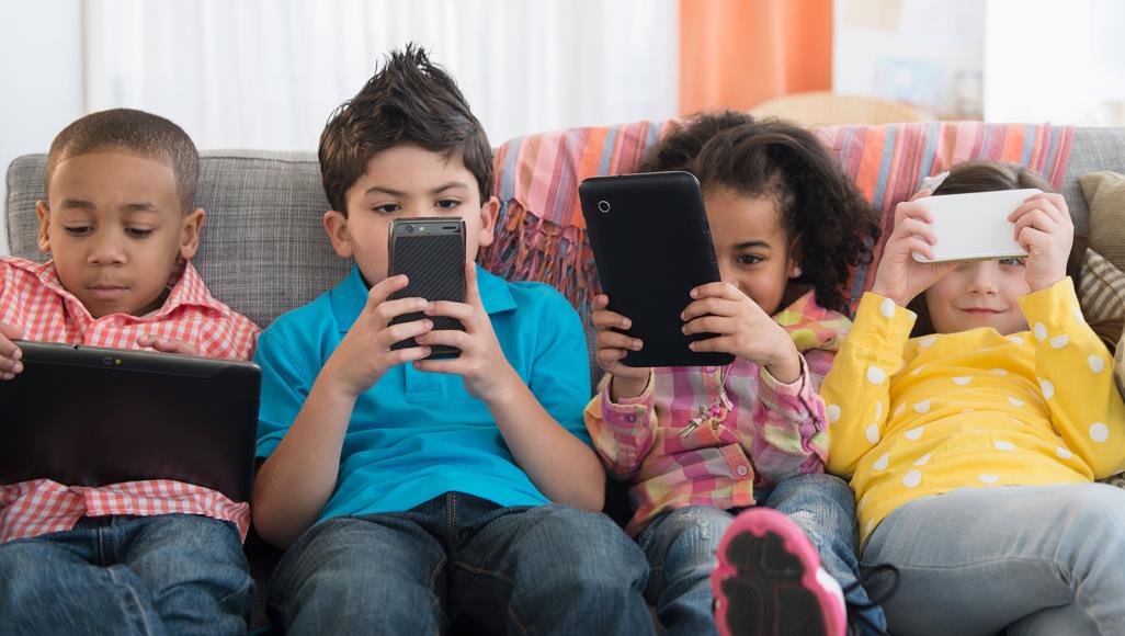 تقارير صحية تحذر من أنكباب الاطفال مطولاً على هواتفهم الذكية