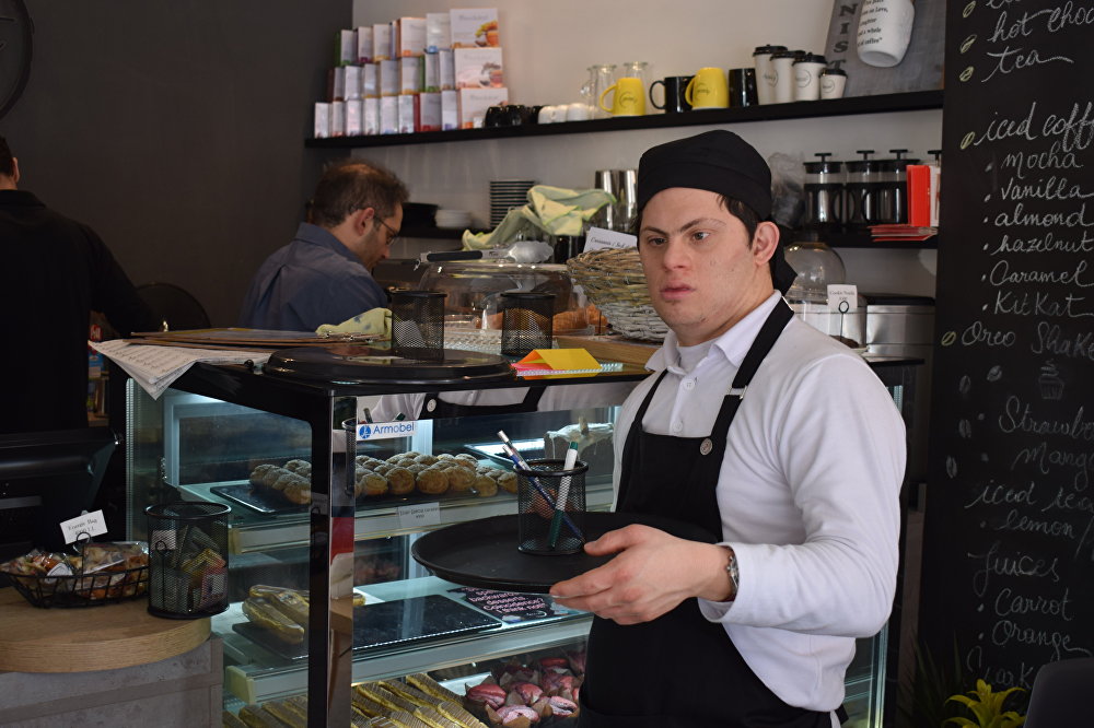 ان مع العُسر يُسراً.. مقهى لبناني لا يوظف الا ذوي الاحتياجات الخاصة/ فيديو