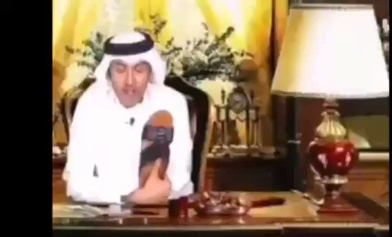 منتهى العيب والعبودية.. إعلامي إماراتي يفاخر بتقبيل حذاء محمد بن زايد على الهواء/ فيديو
