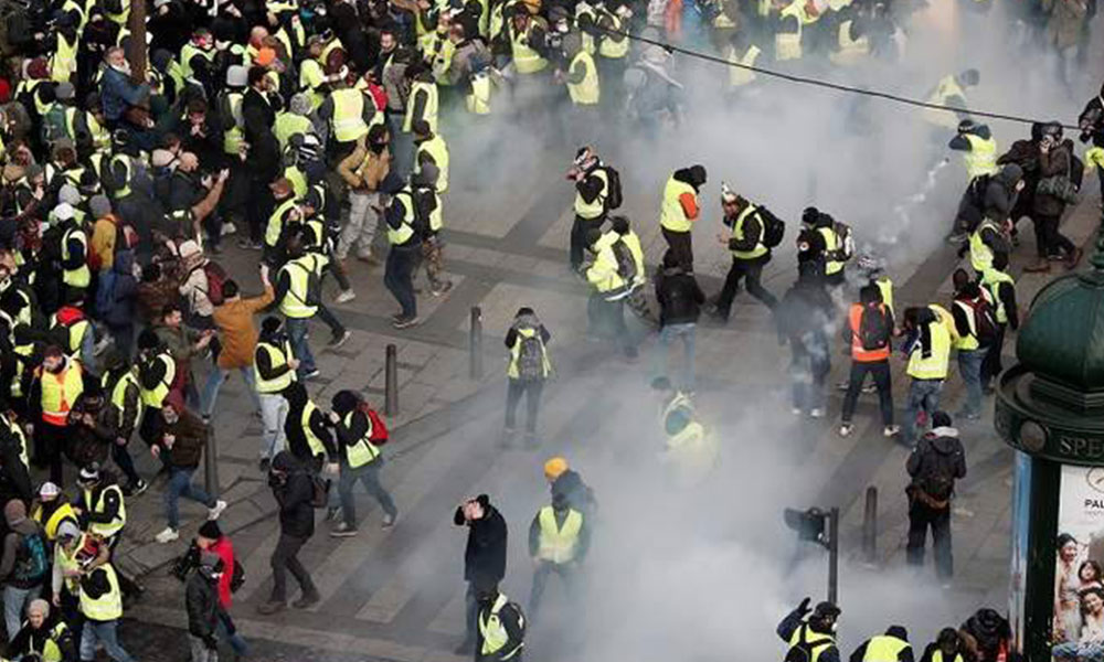 قوات الشرطة الفرنسية تستخدم القوة المفرطة لتفريق متظاهري 