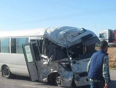 15 إصابة بحادث تصادم بين باص وتريلا على الطريق الصحراوي
