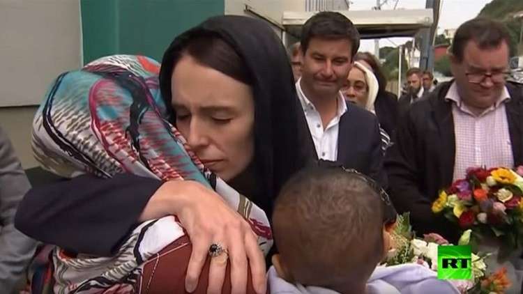 رئيسة نيوزيلاندا.. وجه إنساني سمح وسط عنصرية غربية مجللة بدماء المصلين المسلمين/ فيديو