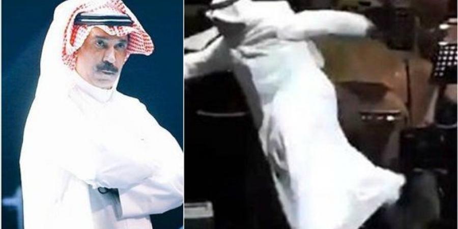تعثر المطرب الكويتي عبد الله الرويشد وسقوطه على المسرح/ فيديو