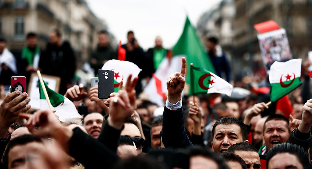 بعد تواصل المظاهرات الشعبية واختلاف النخب الجزائرية.. الخوف من الفوضى يوفر الفرصة لحكم العسكر