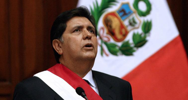 رئيس بيرو السابق يقتل نفسه بالرصاص أثناء محاولة اعتقاله