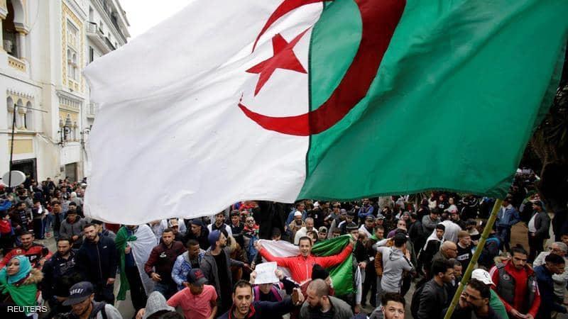 عشرات رؤساء البلديات بالجزائر يتضامنون مع الحركة الاحتجاجية ويرفضون المشاركة بتنظيم الانتخابات الرئاسية