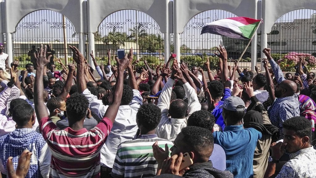 السودان يدخل دوامة الاحداث والمفاجأت المتلاحقة سياسياً وعسكرياً