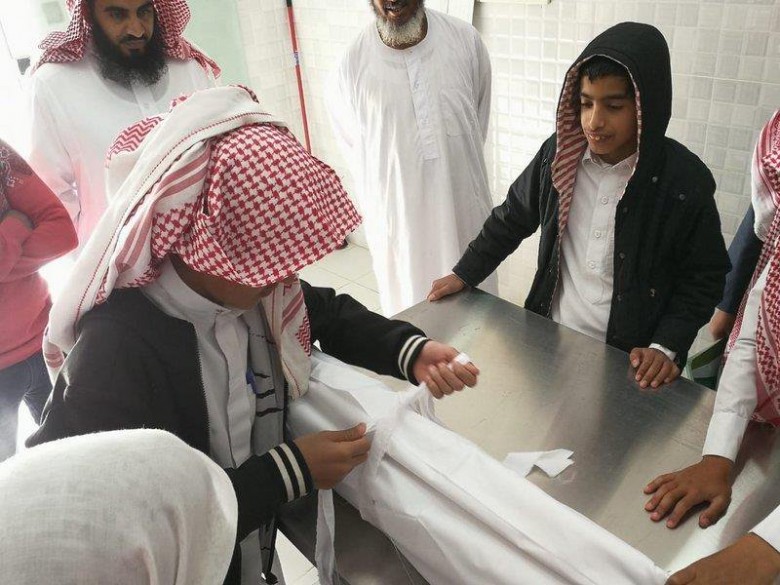 معلم سعودي غليظ القلب ينتهك براءة الاطفال وحرمة الموتى 