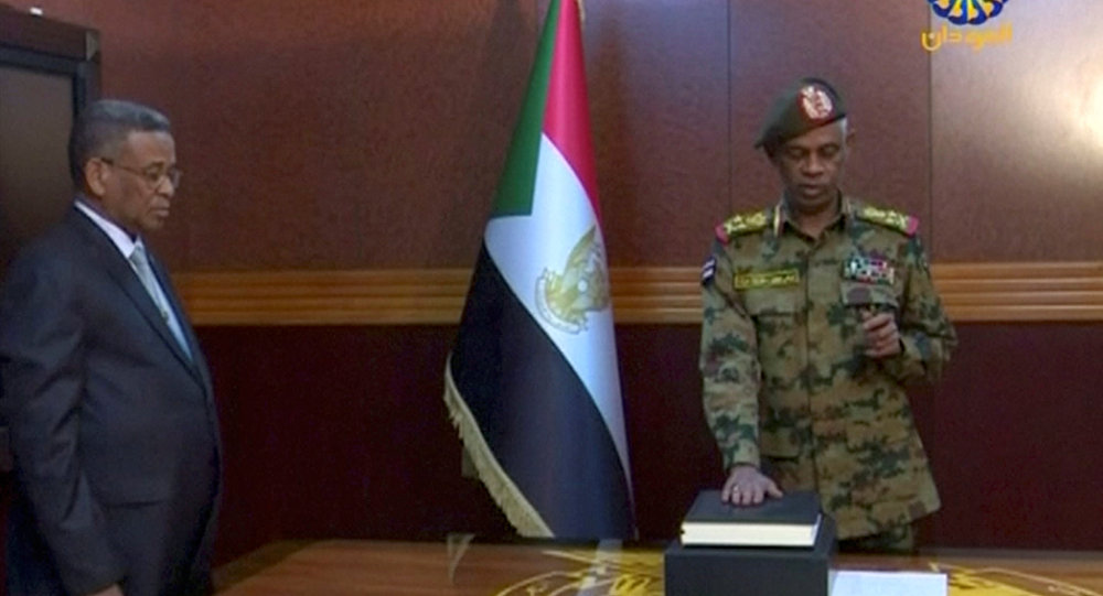 السعودية والامارات تحاولان تطويق الثورة السودانية وشراء المجلس العسكري الانتقالي 