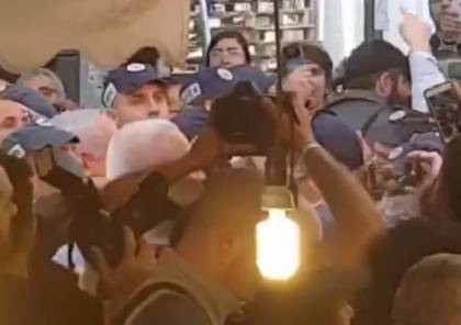المستوطنون الغاضبون قرب تل ابيب يرشقون نتنياهو بالبندورة / فيديو