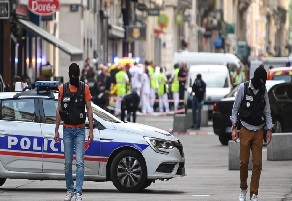 انفجار طرد بمدينة ليون الفرنسية يوقع 13جريحاً / فيديو
