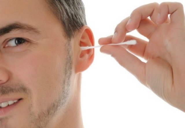 احذروا تنظيف الأذن بعيدان القطن لان بقاياها قد تسبب تقرحات خطيرة