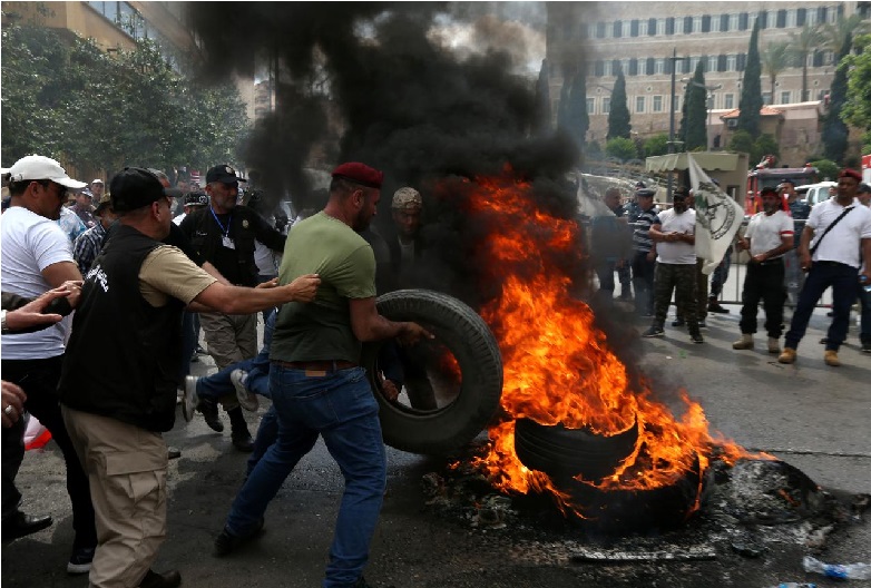 عسكريون متقاعدون يشعلون الحرائق ويعتصمون أمام مصرف لبنان المركزي رفضا لخفض المعاشات