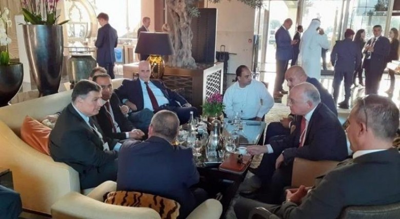 مستشار ملك البحرين يستضيف عشرات الصحافيين الإسرائيليين على وجبة عشاء