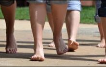 دراسة حديثة تثبت ان المشي الحافي أفضل للأقدام من ارتداء الأحذية