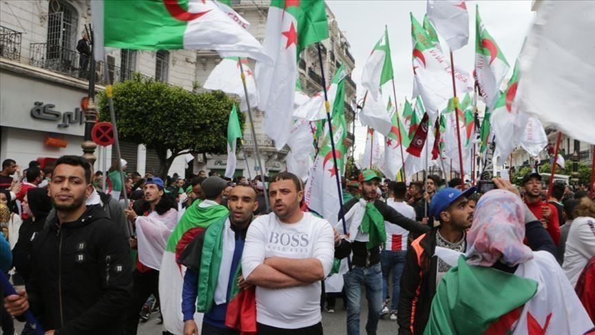 الجمعة الـ16 للحراك.. الجزائريون يكررون المطالبة باسقاط رموز نظام بوتفليقة