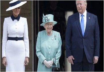 ميلانيا ترامب تجامل ملكة بريطانيا بارتداء فستان يمثل معالم لندن/ فيديو