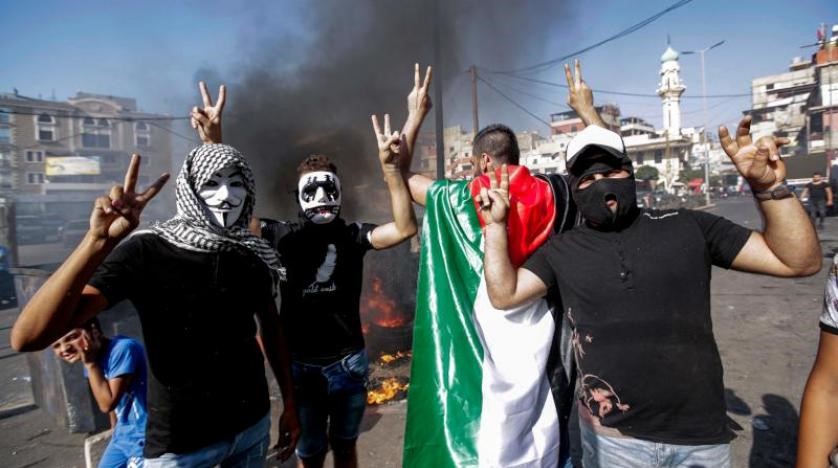 مخاوف من انفجار اجتماعي وأمني في المخيمات الفلسطينية ولكن عباس يدعو للتهدئة