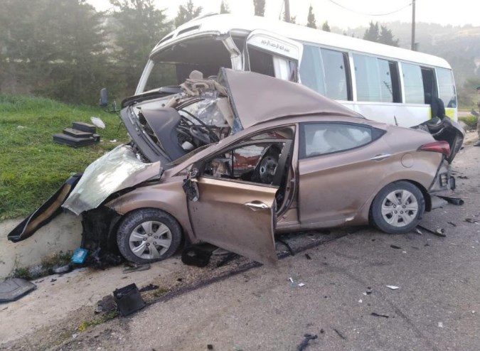 وفاتان واصابتان جراء حادث تصادم على الطريق الصحراوي
