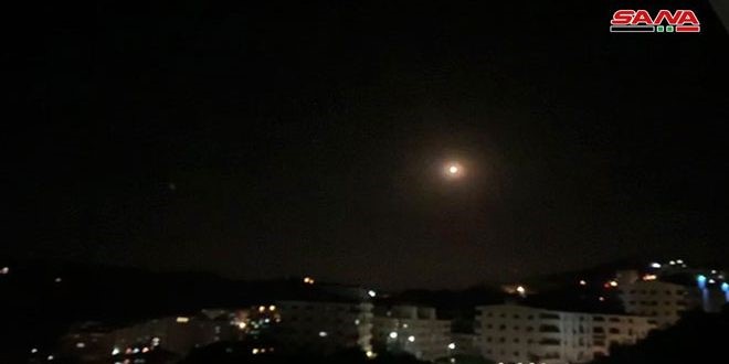 الدفاعات الجوية السورية تتصدى عند منتصف الليل لصواريخ إسرائيلية آثمة ادت لاستسهاد أربعة مدنيين بينهم طفل/ فيديو