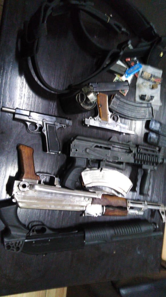 ضبط 5 مطلوبين بحوزتهم أسلحة ومواد مخدرة في عمان والكرك