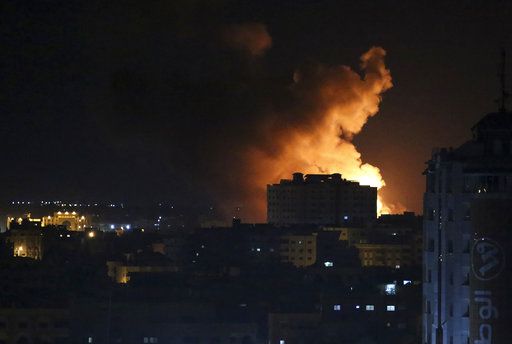 جيش الإحتلال يعلن استهداف مواقع لحركة حماس ردا على اطلاق قذائف من غزة