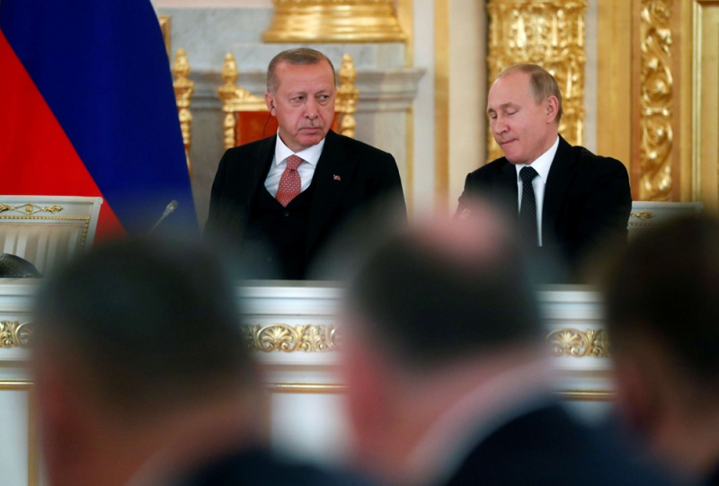 روسيا تخشى سقوطه.. أردوغان يُشغل الجيش التركي كي لا ينقلب عليه
