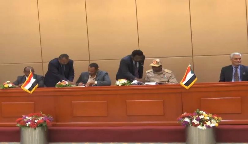 فرح السودان .. التوقيع النهائي على الوثيقة الدستورية بين المجلس العسكري وقوى المعارضة