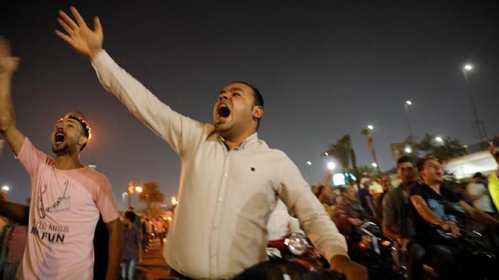مظاهرة ليلية جديدة في مدينة السويس للمطالبة برحيل الرئيس المصري عبد الفتاح السيسي/ فيديو