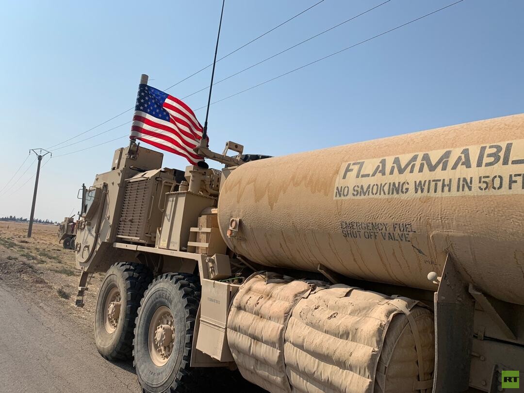 بالصور والفيديو.. روسيا تكشف عن تهريب النفط السوري إلى دول أخرى تحت حماية عسكرية أمريكية
