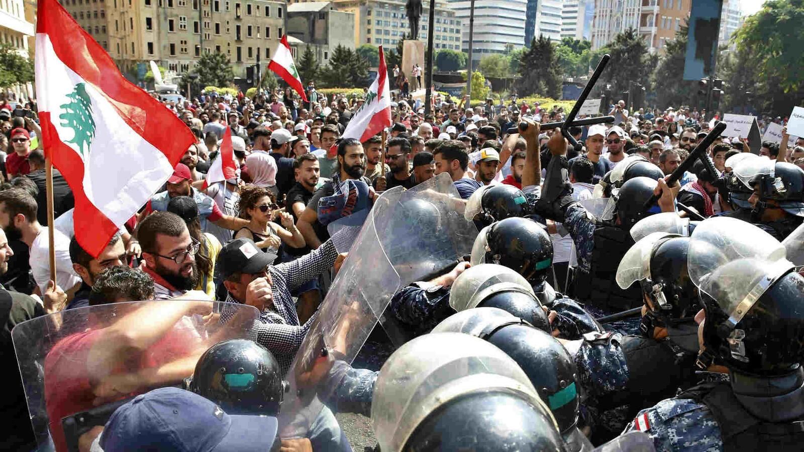 التظاهر وقطع الطرق يتواصل اليوم الجمعة بمختلف المناطق اللبنانية رفضا لفرض ضرائب جديدة