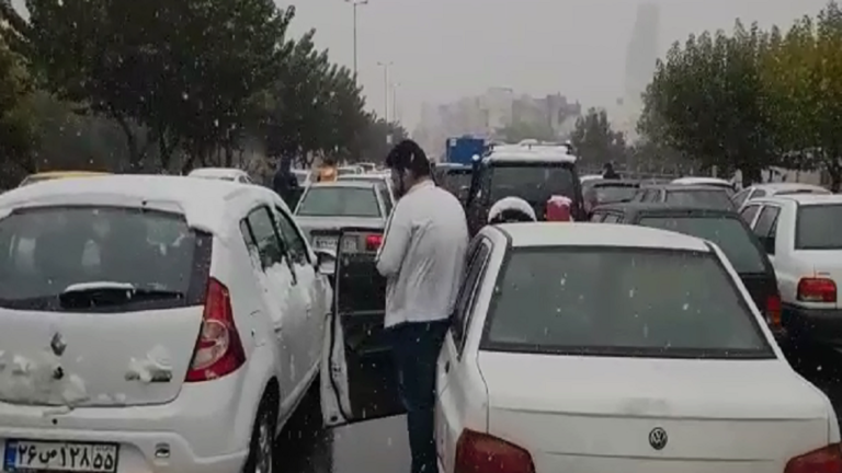 بعد لبنان والعراق.. محتجون يشلون حركة السير في طهران جراء رفع اسعار البنزين/ فيديو