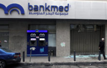 اللبنانيون يسحبون 4 مليارات دولار من البنوك ويودعونها في بيوتهم