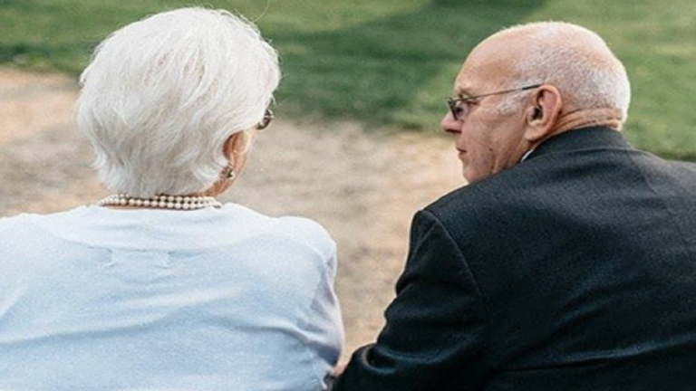 يحيا الحب.. زوجان عاشا سعيدين 68 سنة وتوفيا معا بيوم واحد