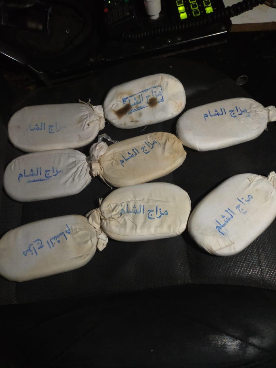 القبض على 3 أشخاص بحوزتهم 8 كفوف حشيش بمحافظة الزرقاء