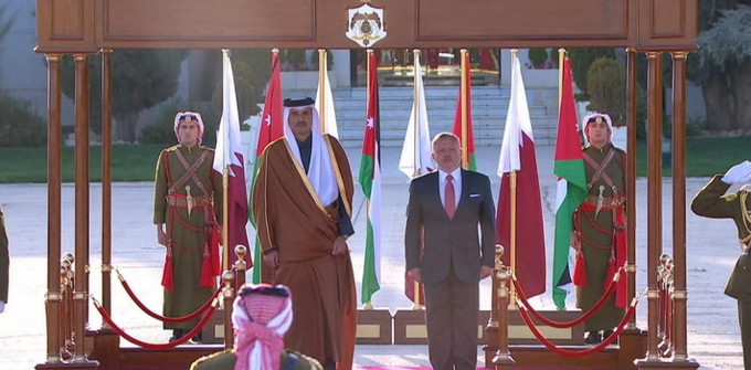 الملك يستقبل أمير قطر لدى وصوله عمان اليوم في زيارة رسمية تستغرق يومين/ فيديو