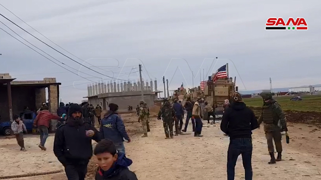 الجيش السوري يمنع رتلا أمريكيا من المرور جنوب القامشلي/ فيديو