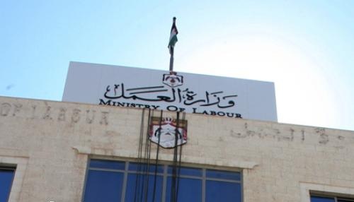وزارة العمل تدعو العمالة السورية للحصول على تصاريح عمل