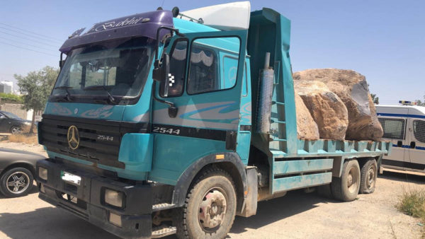 ضبط شاحنة مخالفة محملة بالبازلت وتوقيف سائقها في الهاشمية