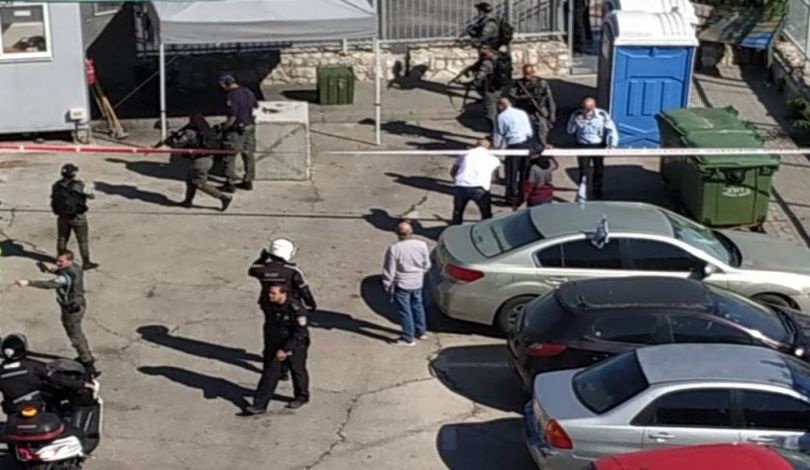 شرطة الاحتلال تصيب شابا فلسطينيا بجروح خطيرة بدعوى محاولته تنفيذ عملية طعن جنوبي القدس