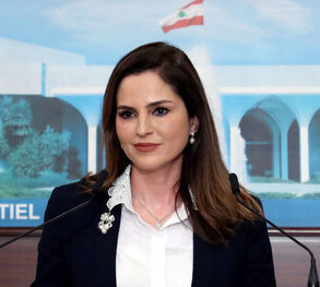 خشية غرق السفينة اللبنانية .. استقالة وزيرة الإعلام ونائب سادس
