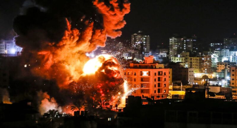 بدعوي الرد على إطلاق البالونات الحارقة.. العدو الاسرائيلي يشن غارات جوية وقصف مدفعي على قطاع غزة