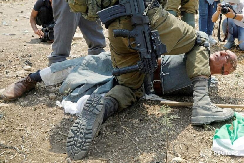 كي لا ننسى.. ضابط اسرائيلي ينكل بوحشية بشيخ فلسطيني في طولكرم/ فيديو