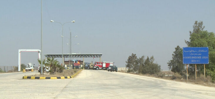 57 شاحنة دخلت الأردن من معبر جابر بعد إعادة فتحه تجريبيا