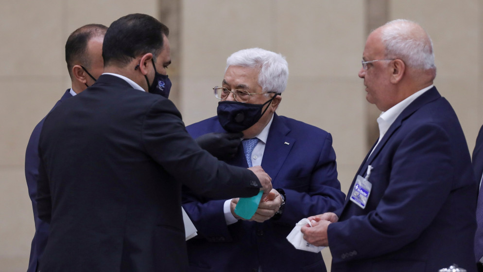 صحيفة عبرية: سلطة عباس ترفض إغراءات اقتصادية خيالية إماراتية وسعودية مقابل عدم معارضة تطبيعهما مع إسرائيل